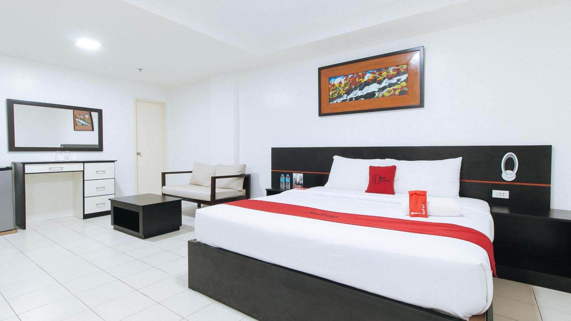 Reddoorz Plus At Evangelista Street Makati Makati City Exterior photo