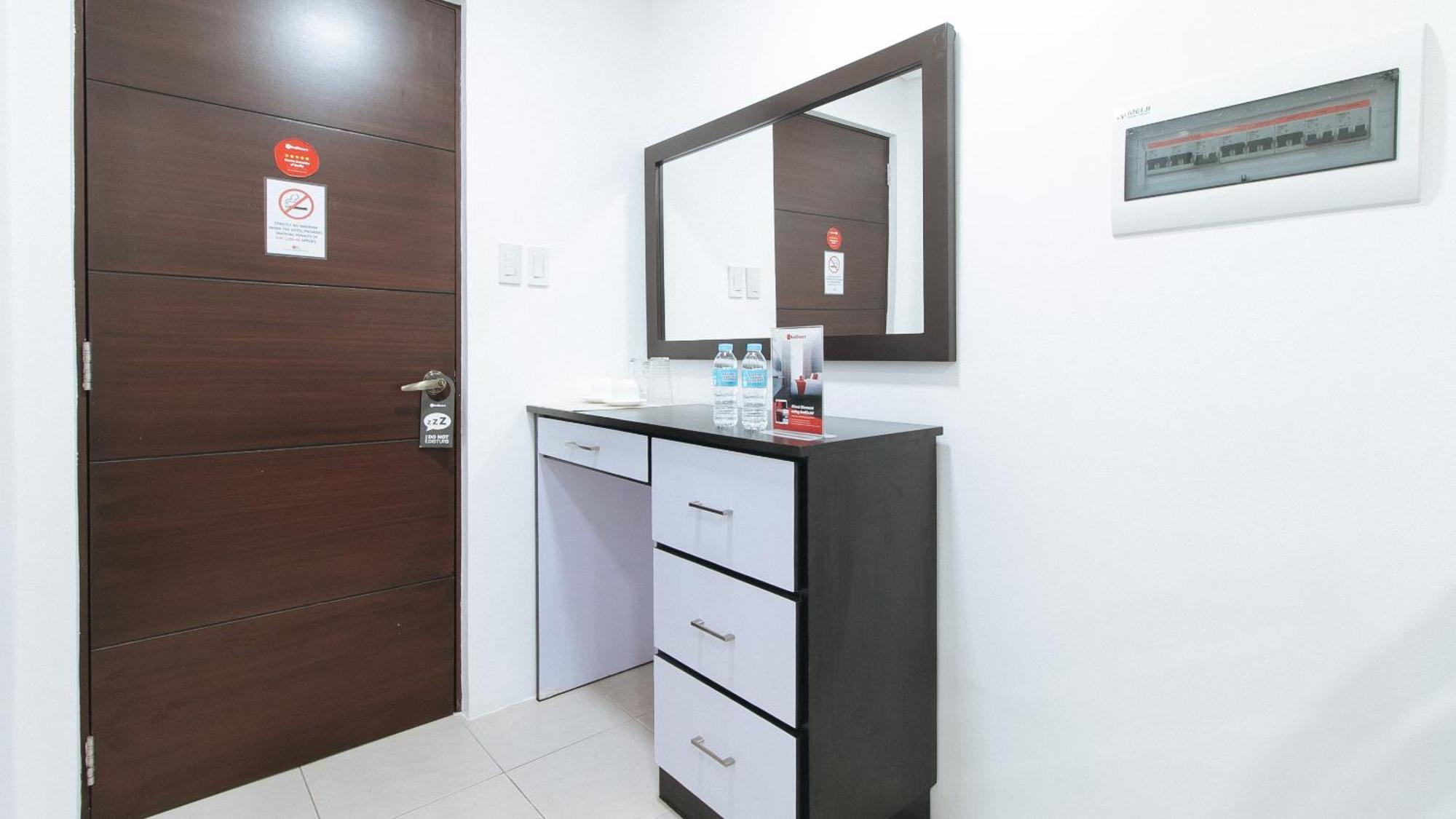Reddoorz Plus At Evangelista Street Makati Makati City Exterior photo
