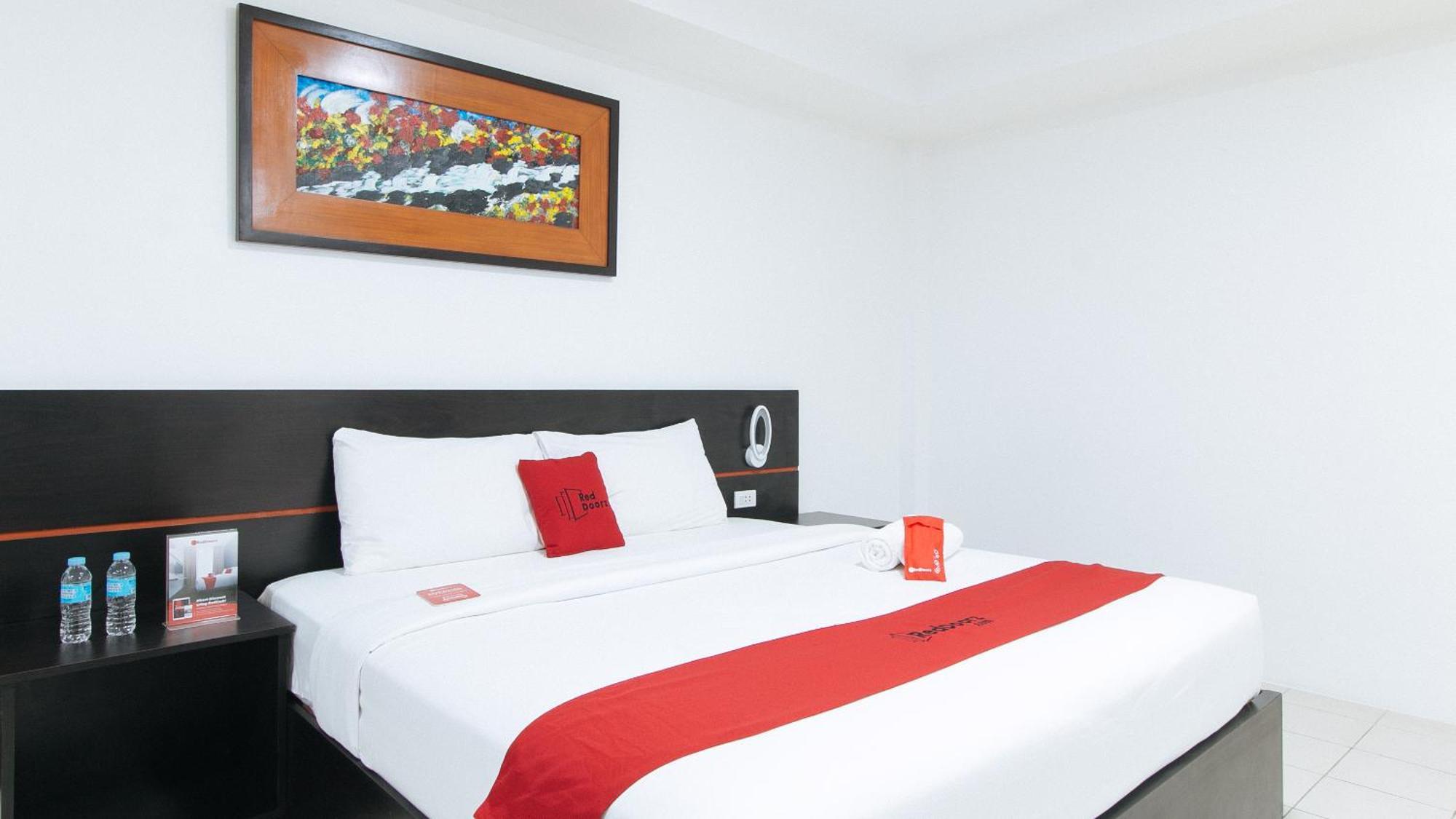 Reddoorz Plus At Evangelista Street Makati Makati City Exterior photo