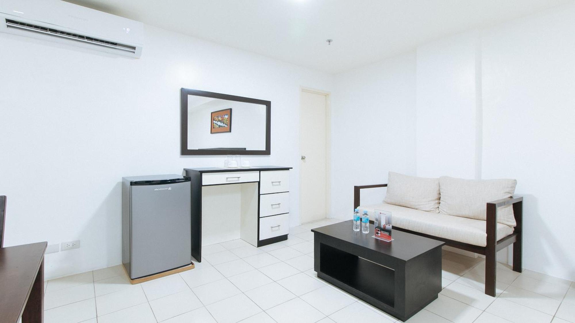 Reddoorz Plus At Evangelista Street Makati Makati City Exterior photo