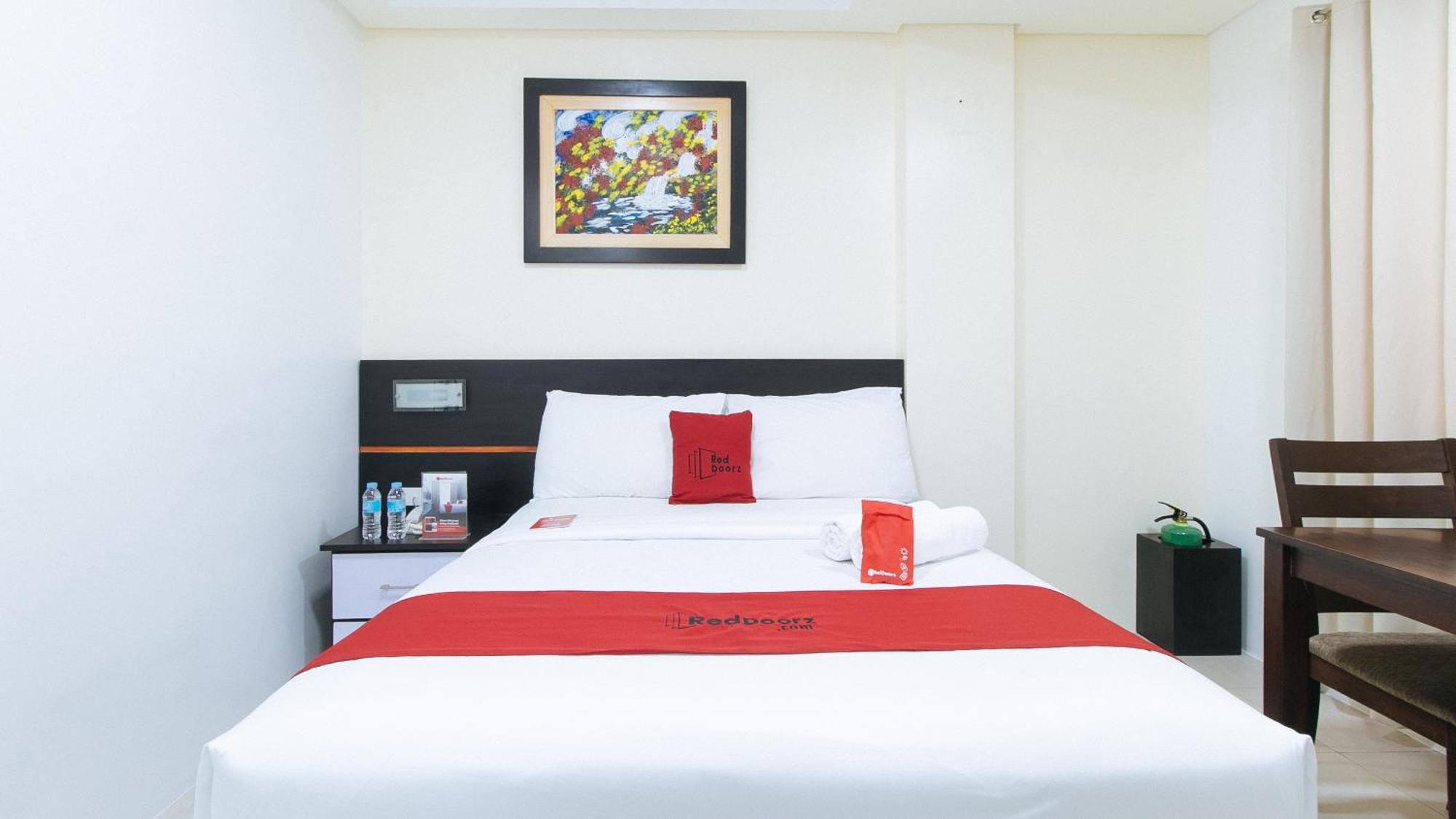 Reddoorz Plus At Evangelista Street Makati Makati City Exterior photo