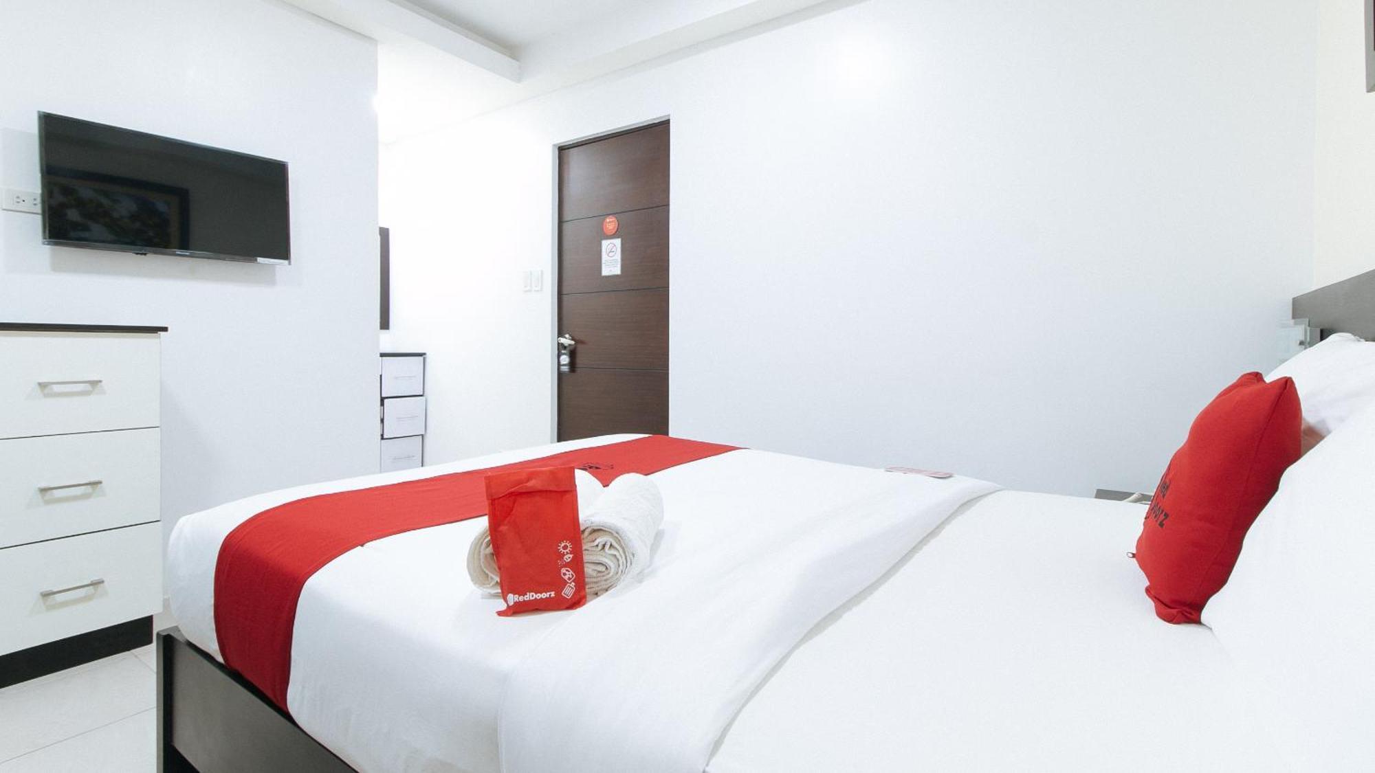 Reddoorz Plus At Evangelista Street Makati Makati City Exterior photo