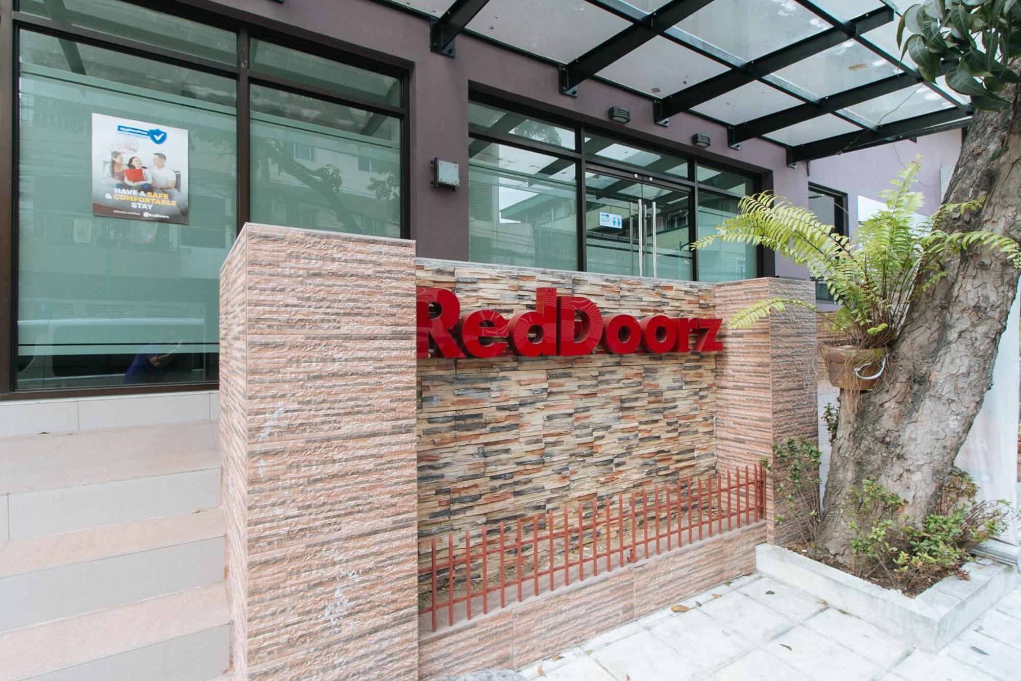 Reddoorz Plus At Evangelista Street Makati Makati City Exterior photo