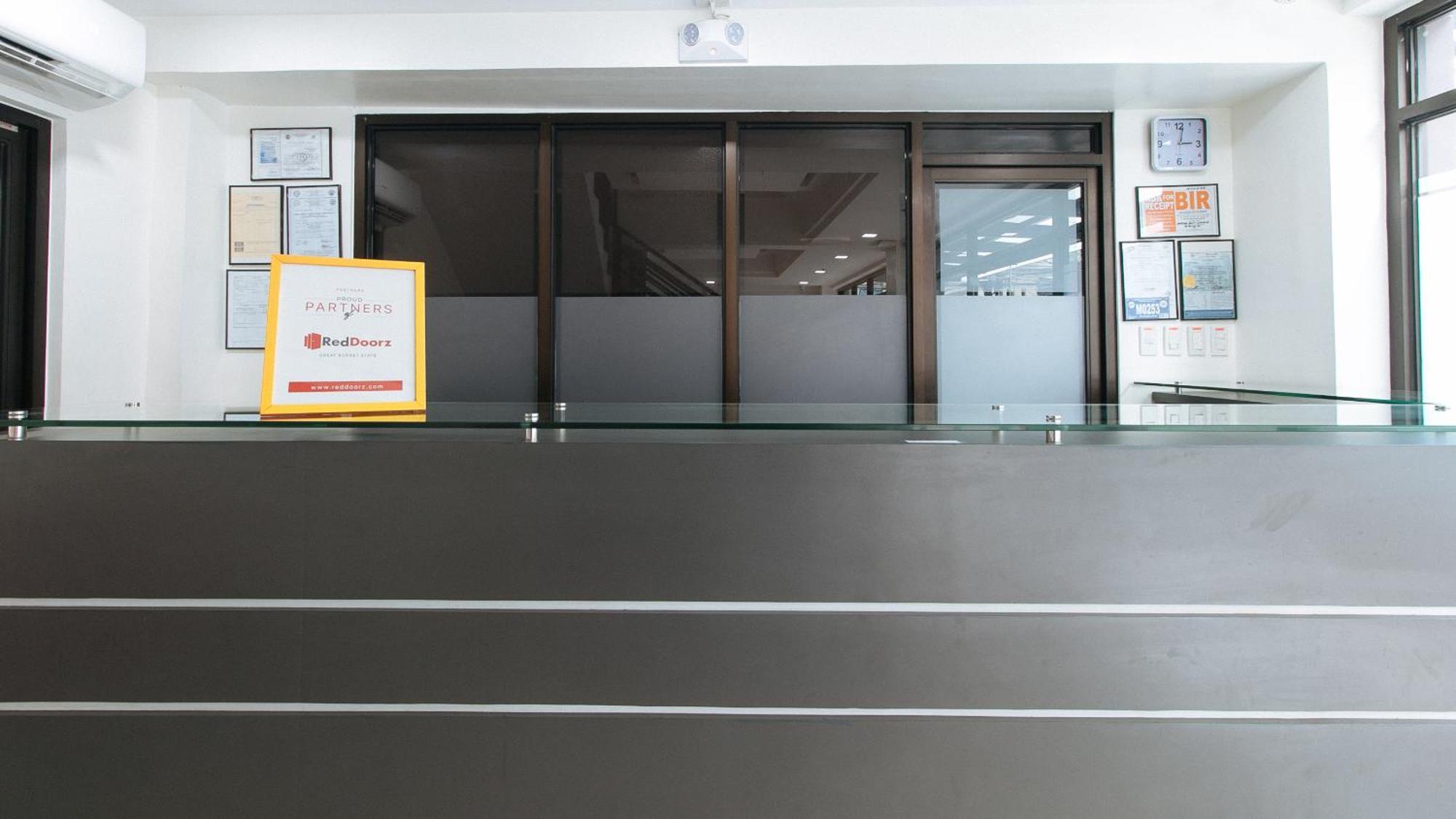 Reddoorz Plus At Evangelista Street Makati Makati City Exterior photo