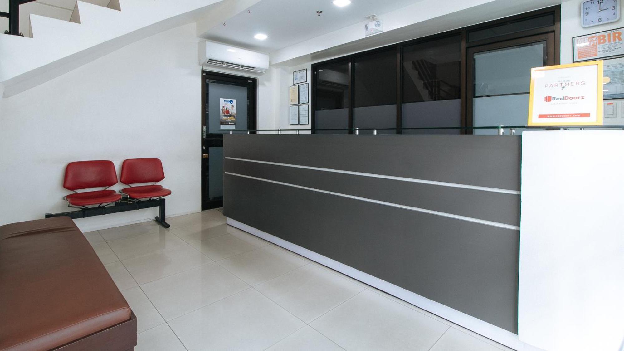 Reddoorz Plus At Evangelista Street Makati Makati City Exterior photo